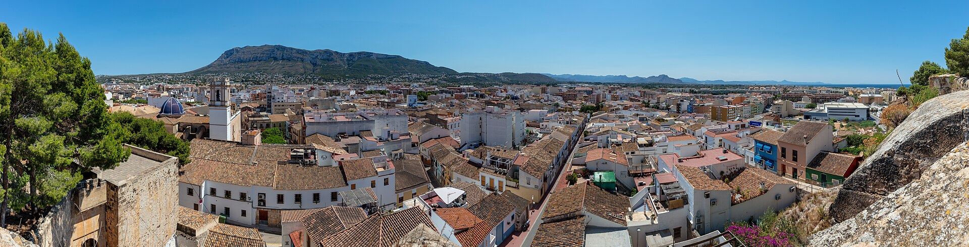 Vista panorámica de Dénia desde el castillo, con el puerto y el Montgó