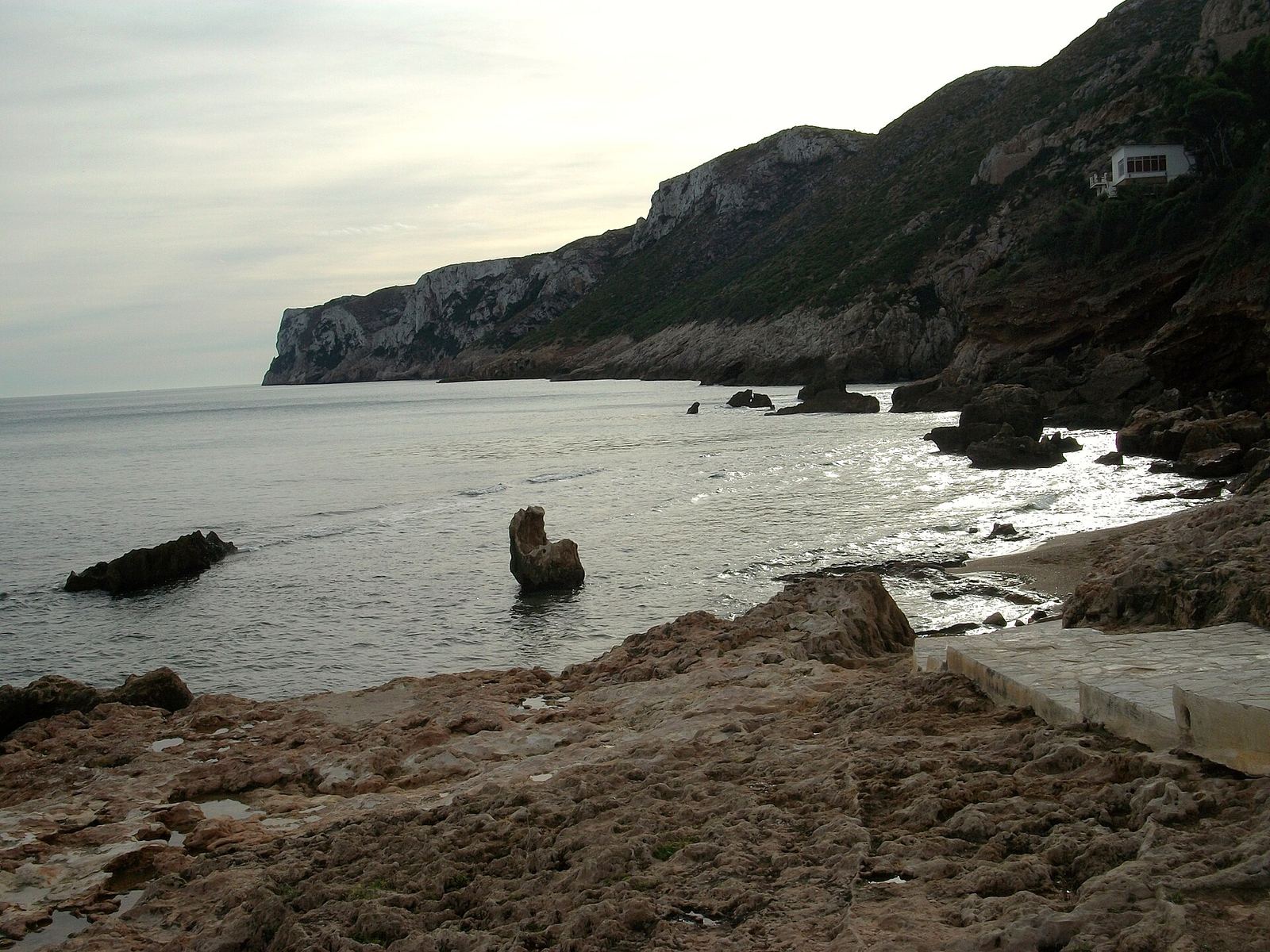 Calas de les Rotes, en Dénia, al atardecer