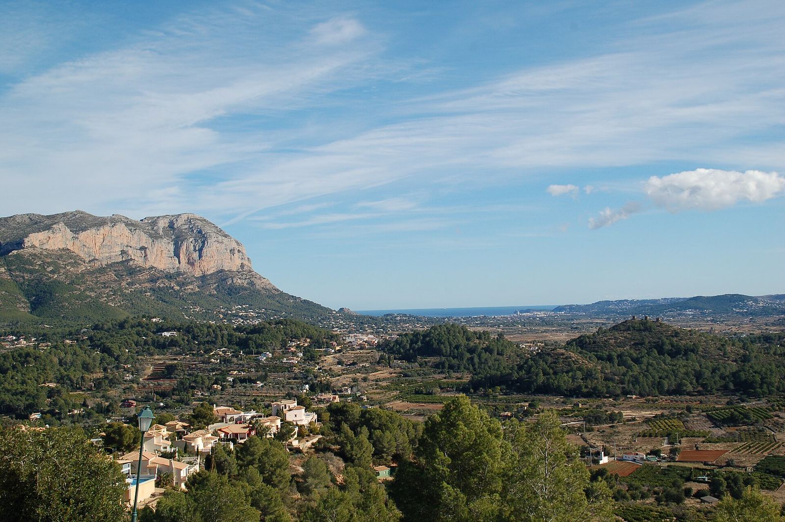 El Montgó y el mar vistos desde la Sella, en la Marina Alta